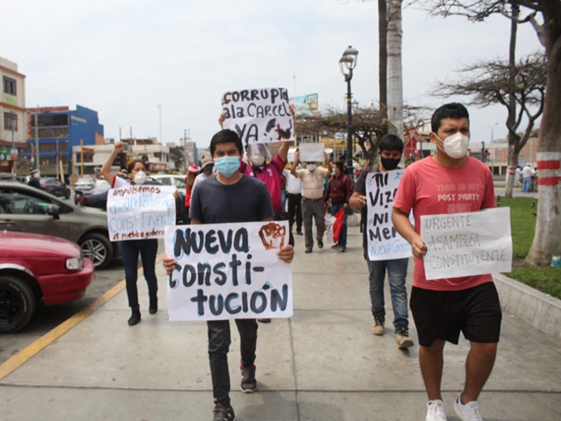 Chimbotanos se movilizan en contra del nuevo presidente del Perú