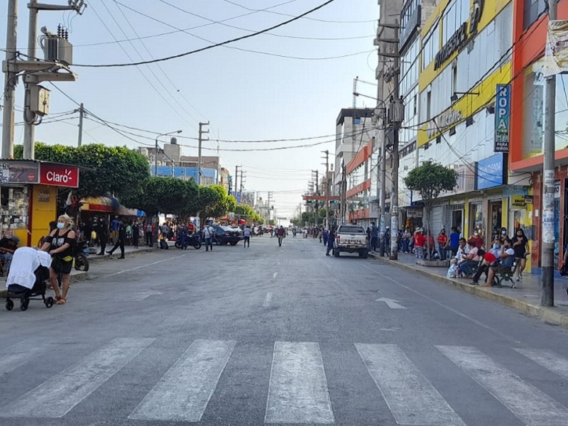 Restringen tránsito en calles del centro de Chimbote