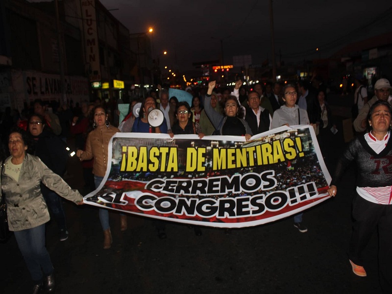 Cientos marcharon en Chimbote apoyando cierre del Congreso