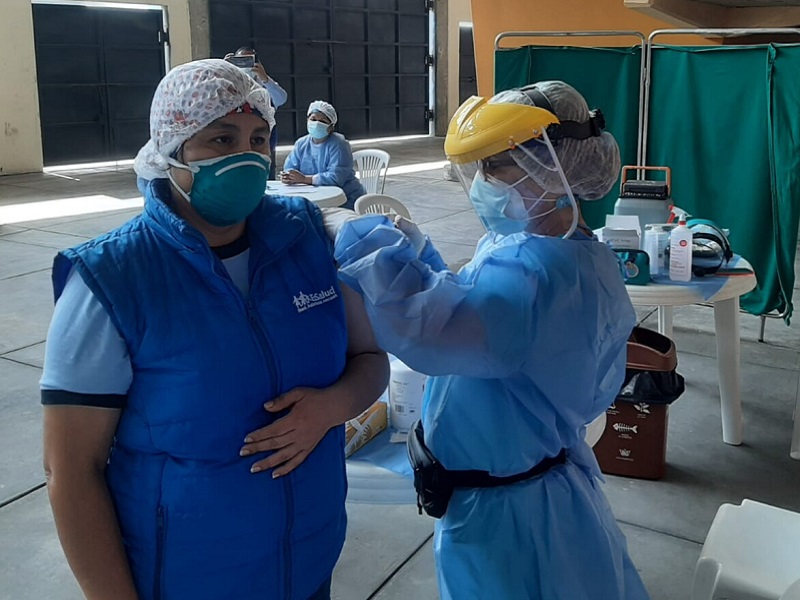 Una enfermera es la primera trabajadora de EsSalud Áncash en ser vacunada