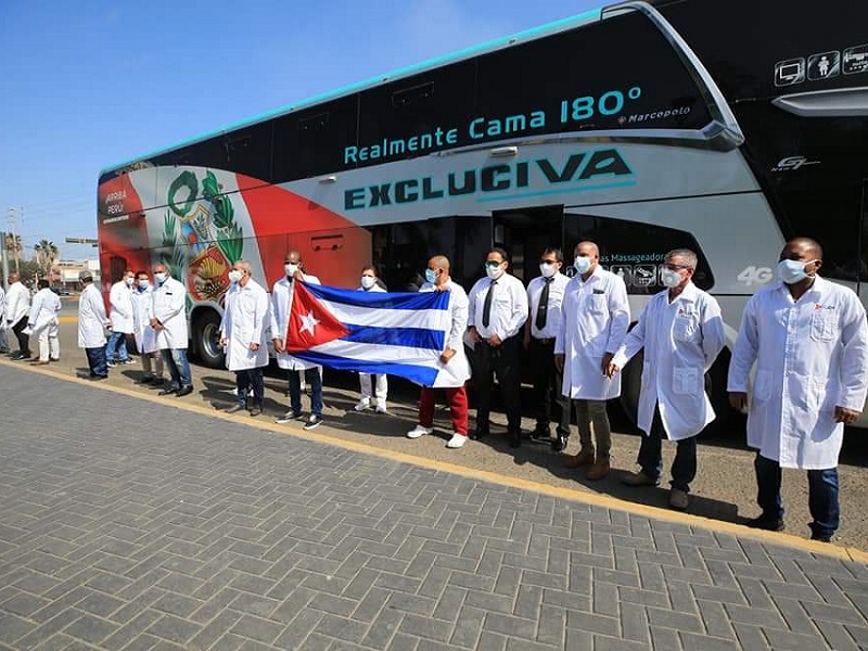 Coronavirus: 27 médicos y enfermeros cubanos llegan a Áncash