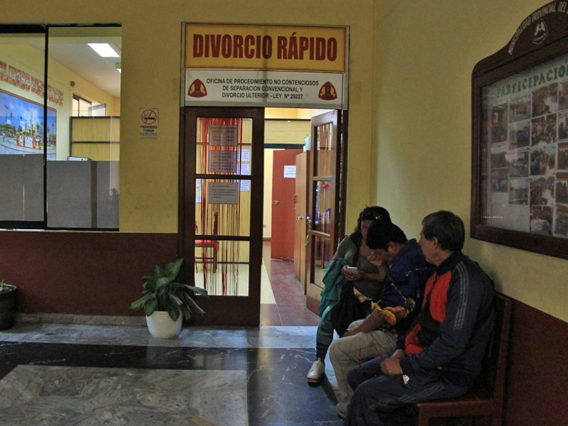 Centenares de chimbotanos acuden a divorciarse al municipio