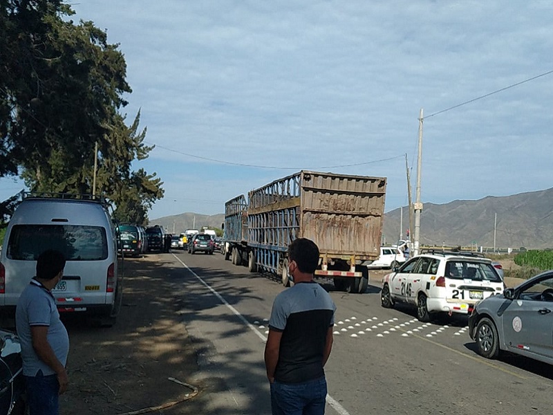 Chimbote: Transportistas de autos y combis bloquean cruce de Samanco